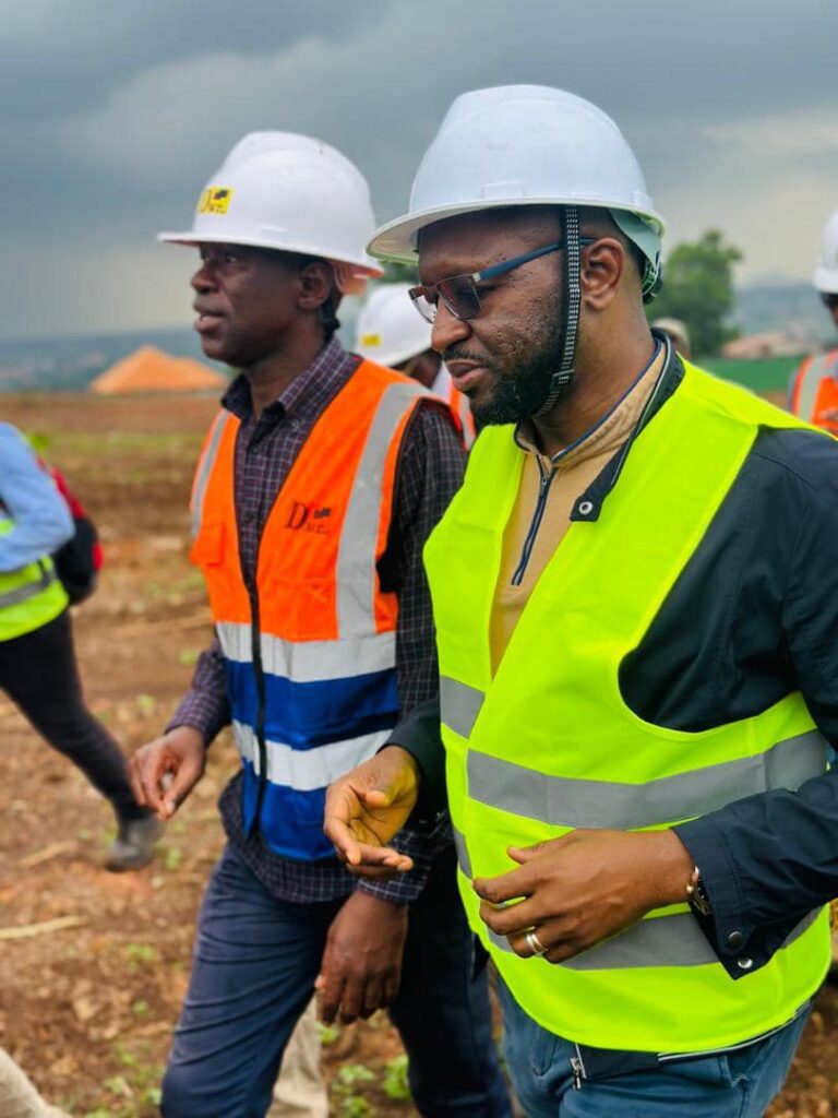 Dubreka, le 29 octobre 2024| Visite du site de construction du site de construction des infrastructures de l’ecole nationale d’administration à dubreka – SANGERAYAH