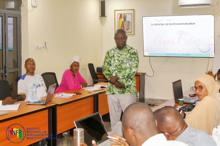 𝐅𝐨𝐫𝐦𝐚𝐭𝐢𝐨𝐧 𝐂𝐞𝐫𝐭𝐢𝐟𝐢𝐚𝐧𝐭𝐞 𝐞𝐧 𝐂𝐨𝐦𝐩𝐞𝐭𝐞𝐧𝐜𝐞𝐬 𝐀𝐝𝐦𝐢𝐧𝐢𝐬𝐭𝐫𝐚𝐭𝐢𝐯𝐞𝐬 : 𝐔𝐧 𝐄𝐧𝐣𝐞𝐮 𝐌𝐚𝐣𝐞𝐮𝐫 𝐩𝐨𝐮𝐫 𝐥𝐚 𝐏𝐞𝐫𝐟𝐨𝐫𝐦𝐚𝐧𝐜𝐞 𝐝𝐞 𝐥’𝐀𝐝𝐦𝐢𝐧𝐢𝐬𝐭𝐫𝐚𝐭𝐢𝐨𝐧 𝐏𝐮𝐛𝐥𝐢𝐪𝐮𝐞